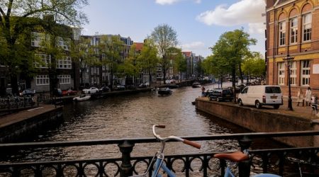 Verken de charmante grachten van Amsterdam door het huren van een bootje!