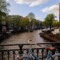 Verken de charmante grachten van Amsterdam door het huren van een bootje!
